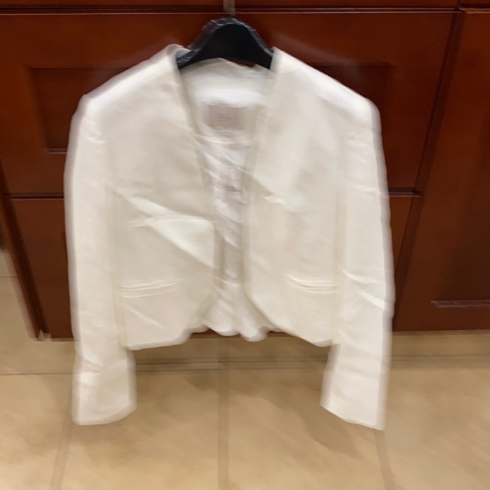 Beautiful white linen jacket with two pockets
